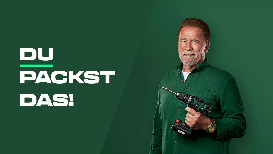 Werbung: Arnold Schwarzenegger hält einen Parkside Akkuschrauber. Daneben der Slogan: DU PACKST DAS!.
