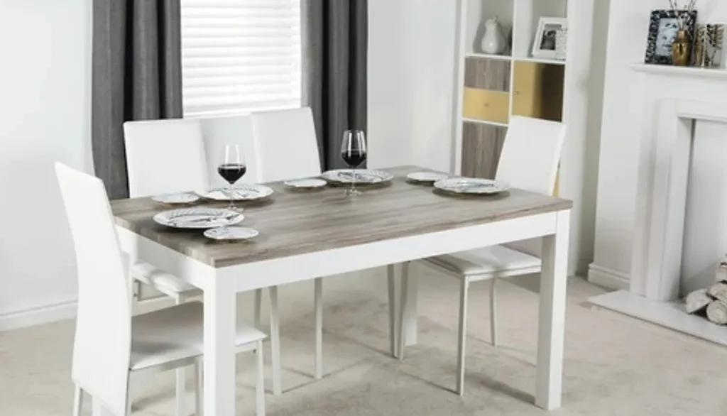 Tisch mit Klebefolie in Holzoptik
