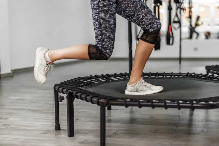 Schmuckbild: Frau, die auf einem Trampolin trainiert.