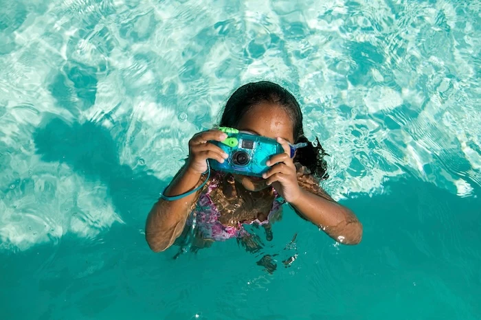 Schmuckbild: Kind fotografiert mit Unterwasserkamera