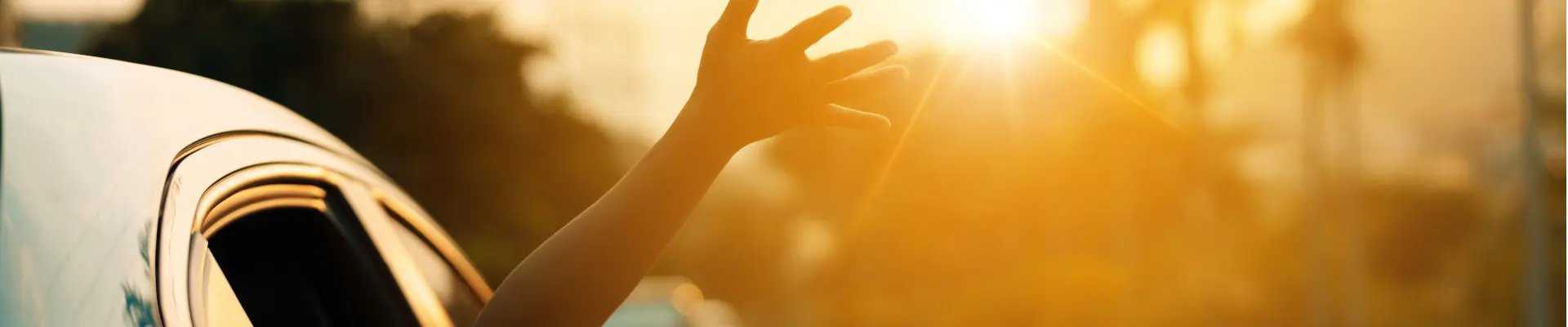 Schmuckbild: Kind hält seine Hand aus dem Autofenster
