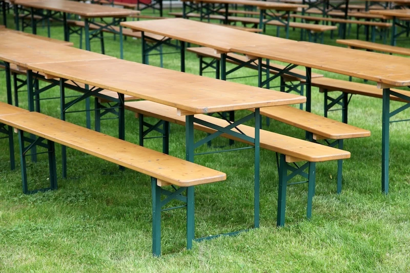Bierzeltgarnituren aus Holz