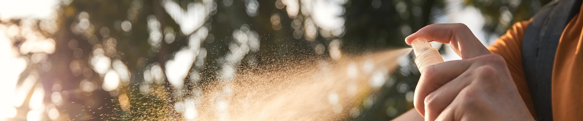 Schmuckbild: Ein Mann, der mit Insektenspray sprüht.