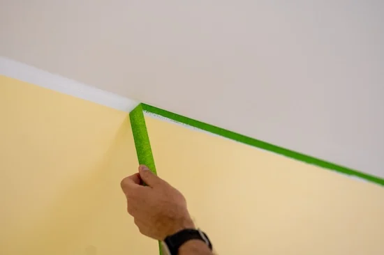 Klebeband von Wand abziehen