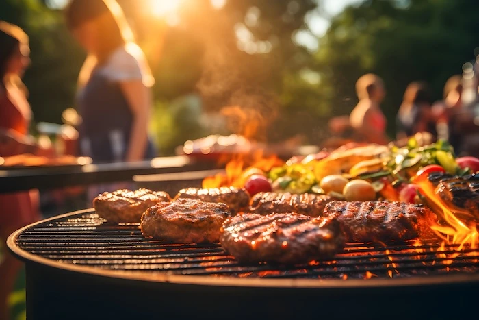 Schmuckbild: Grill mit Flammen und Fleisch sowie Gemüse.