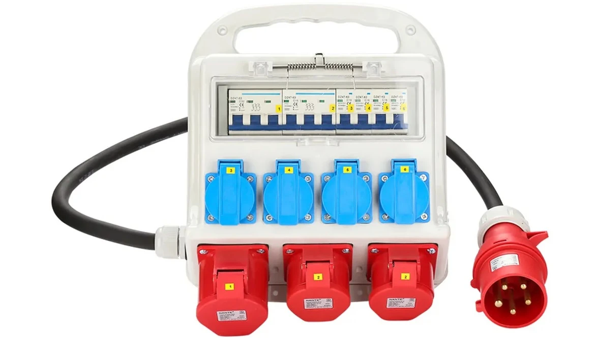 klassischer Baustromkasten mit verschiedenen Anschlüssen