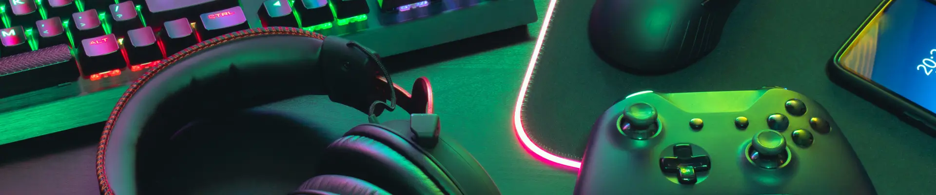 Schmuckbild: Tastatur, Maus, Smartphone und Controller liegen auf einem Tisch.