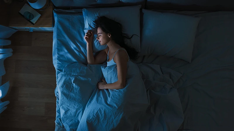 Frau schläft im Bett bei circa 1,5 bis 2 Stunden Tiefschlaf pro Nacht