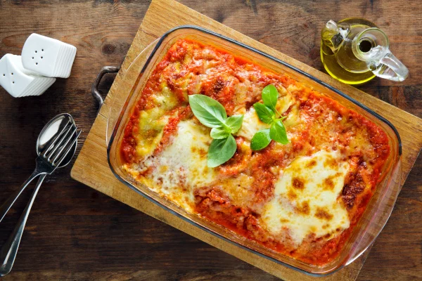 Glas-Auflaufform mit Lasagne