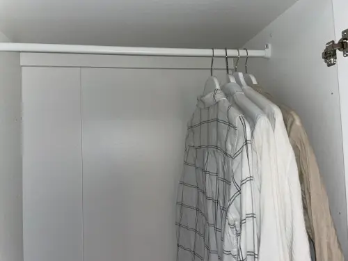 Kleiderschrank nach Farben einräumen