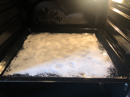 Backblech mit Salz reinigen