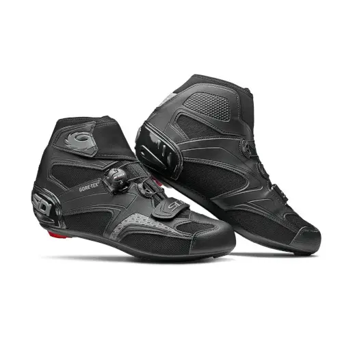 Schwarze Rennradschuhe