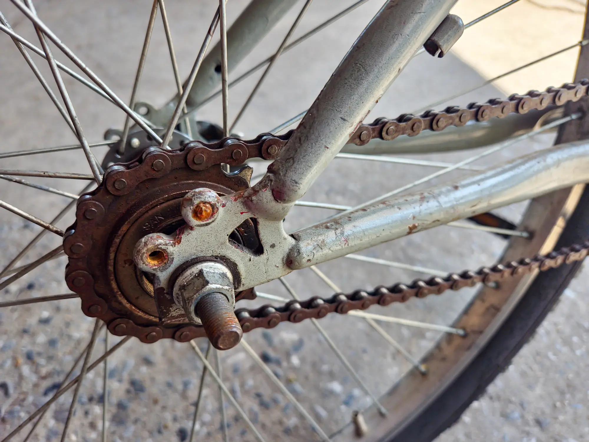 altes Fahrrad mit verrosteter Kette