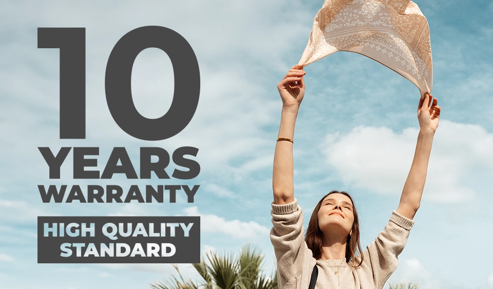 Werbung: Kinderkraft Versprechen „10 Years Warranty - High Quality Standard“ mit einer Frau vor blauem Himmel.
