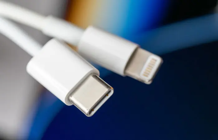 USB-C-Kabel und Lightning-Kabel