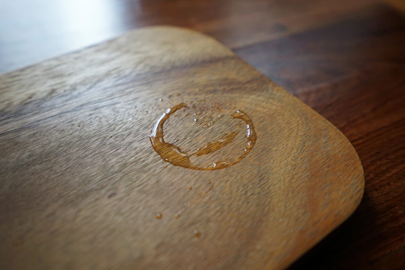 Wasserfleck auf Holztisch entfernen