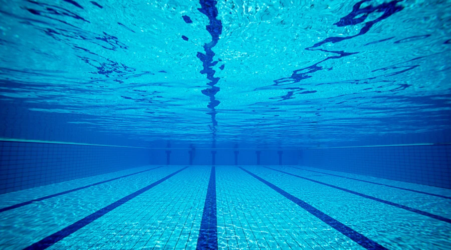 Unterwasseraufnahme eines Schwimmbades