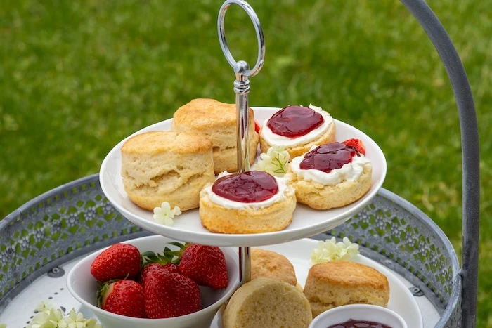 Schmuckbild: Etagere mit Scones und Erdbeeren.