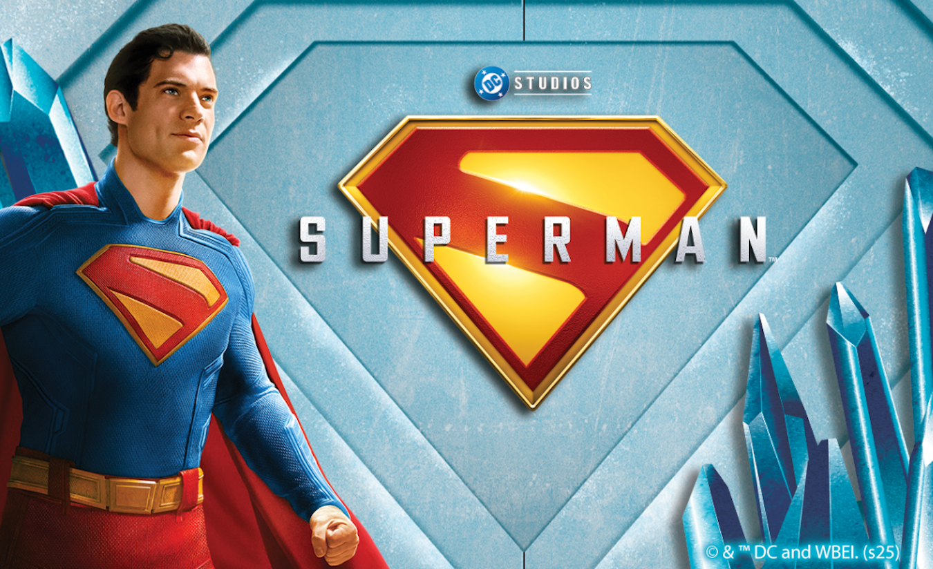 Reklama: Superman stojí vedle filmového loga Superman od DC Studios, obklopen ledovými krystaly.