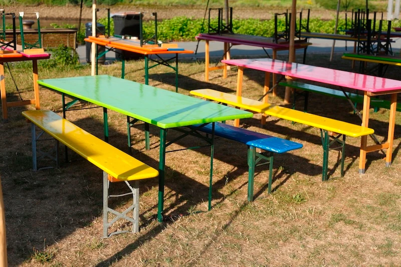 Bunte Bierzeltgarnituren