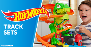 Werbung: Ein Junge spielt mit einem Hot Wheels Track Set in Dinosaurier-Optik. Text-Banner: Hot Wheels Track Sets.