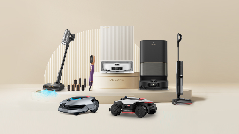 Werbung: Dreame-Produktsortiment auf einem Podest: Saugroboter, Akkusauger, Wischsauger, Mähroboter und ein Haarstyler.
