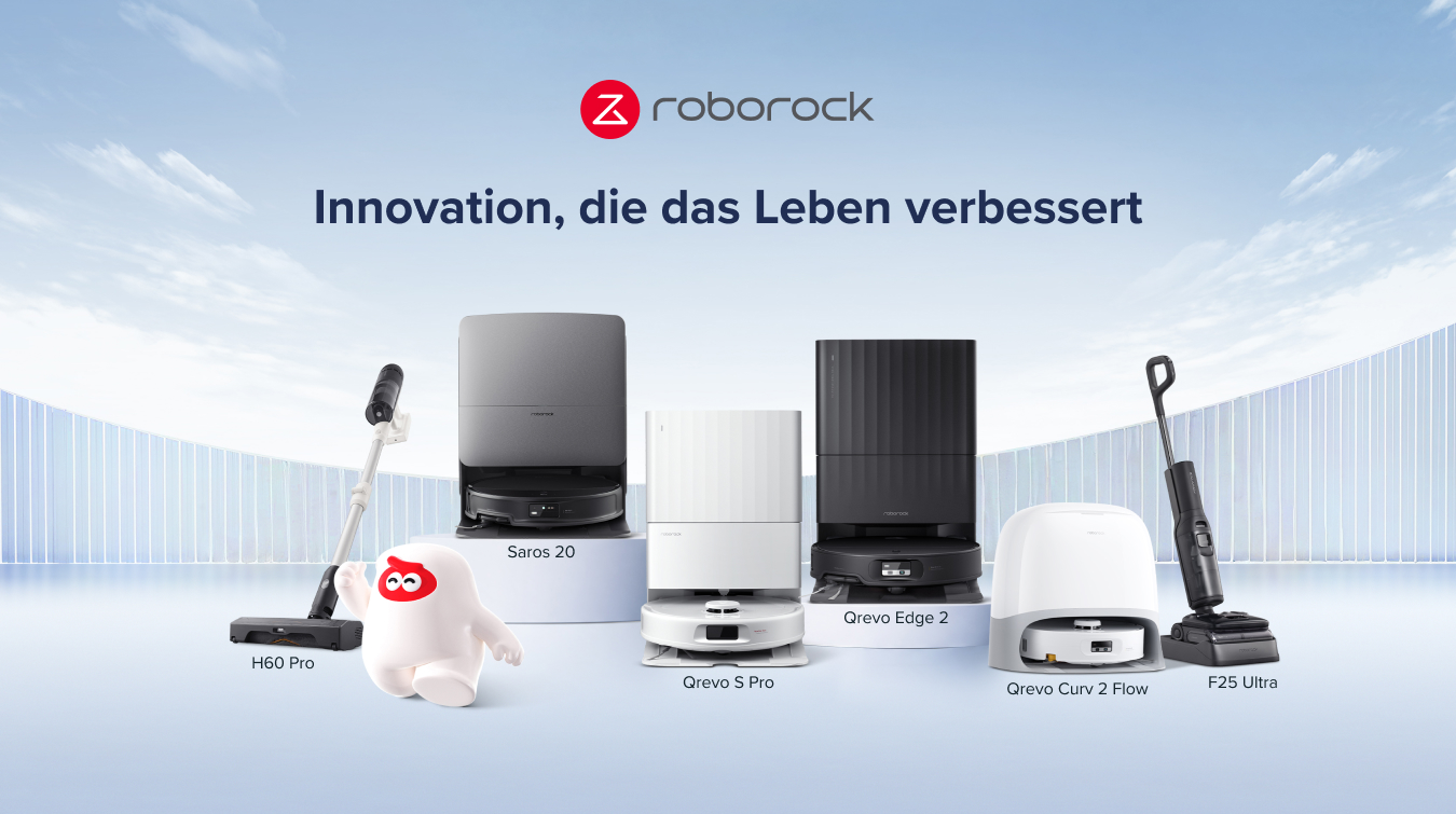 Der Roborock Saugroboter der S Serie in einem Wohnzimmer. Sein mechanischer Arm hebt ein zerknülltes Papier vom Teppich auf.