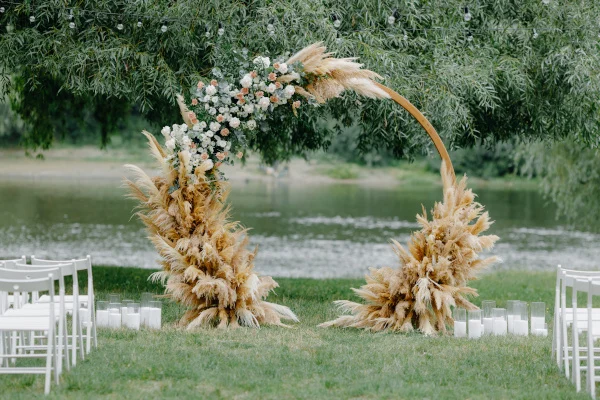 Runder Hochzeitsbogen mit Blumenschmuck