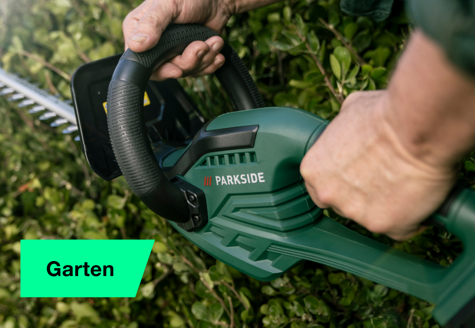 Werbung: Nahaufnahme einer Person, die mit einer Parkside Heckenschere einen Busch schneidet. Text-Banner: Garten.