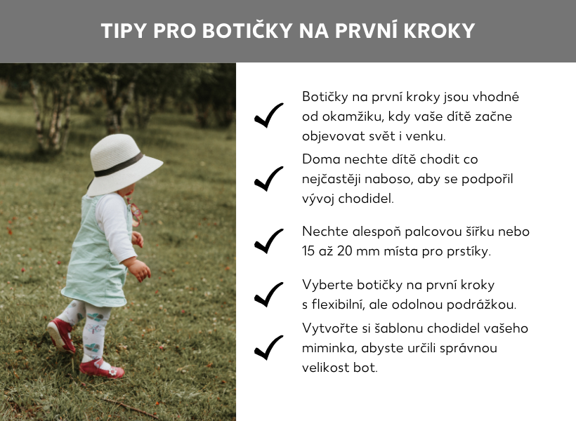 Informační grafika „Tipy pro první botičky“ s malým dítětem na louce. Text: Botičky používat od chvíle, kdy dítě objevuje venkovní svět; doma chodit naboso; nechat 15–20 mm prostoru pro prsty; zvolit ohebnou a odolnou podrážku; velikost určit pomocí šablony chodidla.