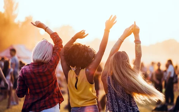 Schmuckbild: Drei Frauen von hinten beim Tanzen im Freien