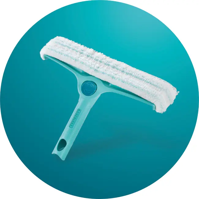 Werbung: Ein Leifheit Fensterwischer mit weißem Microfaserbezug, freigestellt in einem türkisen Kreisdesign.