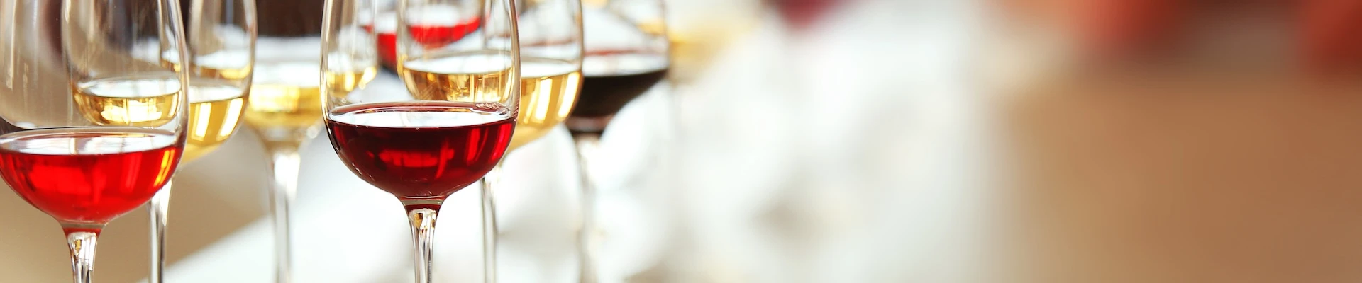 Schmuckbild: Weingläser mit verschiedenen Weinen.