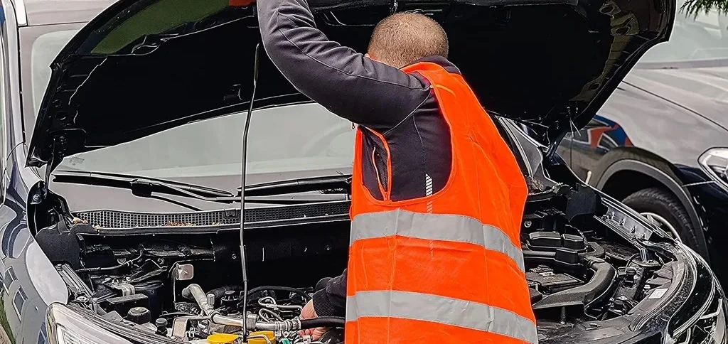 Autofahrer mit Warnweste