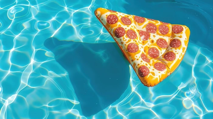 Schmuckbild: Eine aufblasbare Pizza, die im Pool schwimmt