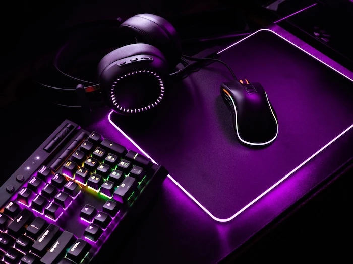 Beleuchtete Gaming-Gadgets: Maus, Mauspad, Tastatur, Headset