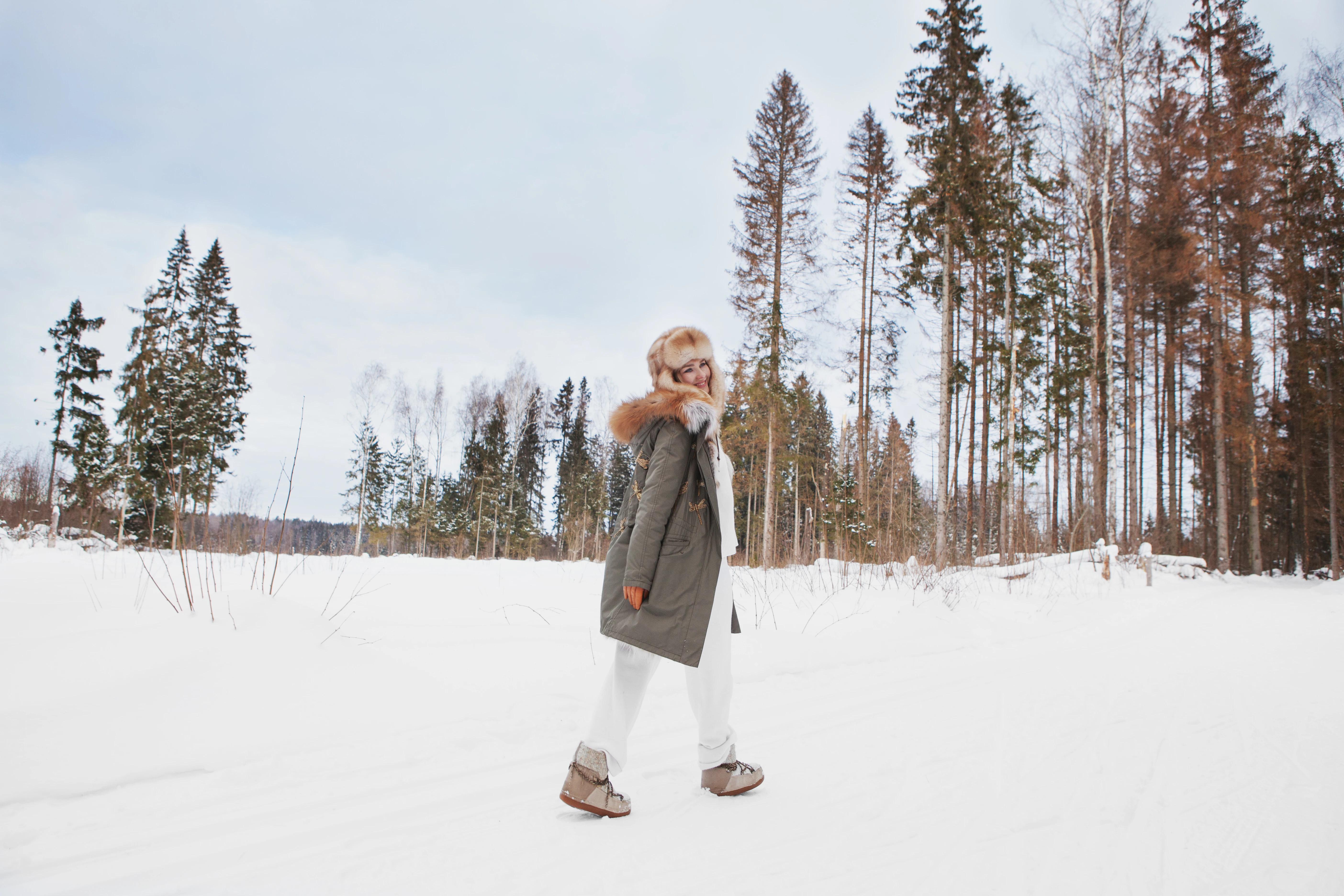 Frau in Winterlandschaft
