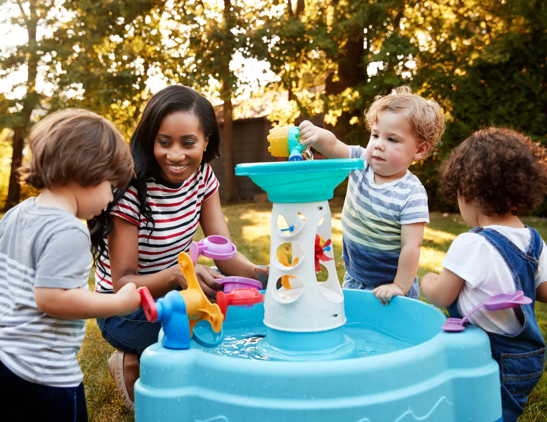 Kinder spielen an einem Wasserspieltisch