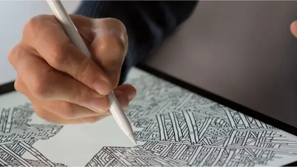 Person malt mit Apple Pencil auf iPad