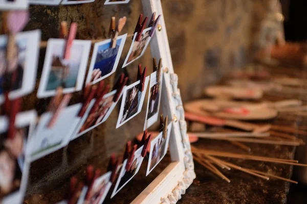 Schmuckbild: Polaroidfotos an einer Schnur an einem Bilderrahmen