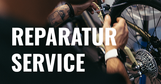 Werbung: Nahaufnahme einer Person, die ein Fahrrad-Laufrad repariert. Text im Vordergrund: Reparatur Service.
