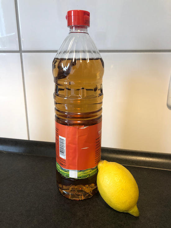 Backblech reinigen mit Essig oder Zitrone