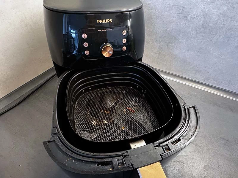 schmutzige Heißluftfritteuse reinigen