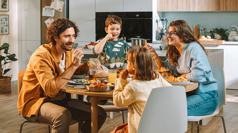 Beispielbild: Familie feiert geburtstag mit Torte