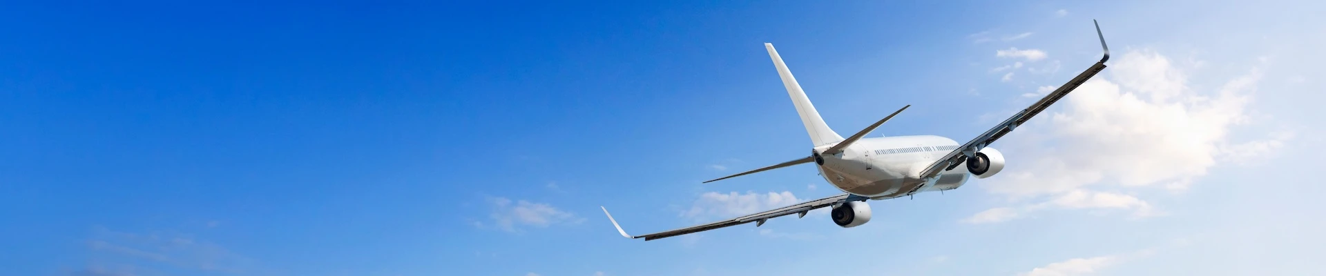 Schmuckbild: Ein fliegendes Flugzeug.