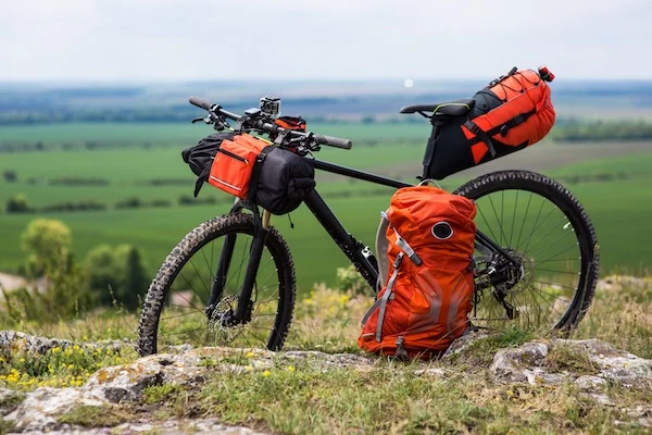 Schmuckbild: Fahrrad mit Gepäcktaschen im Grünen