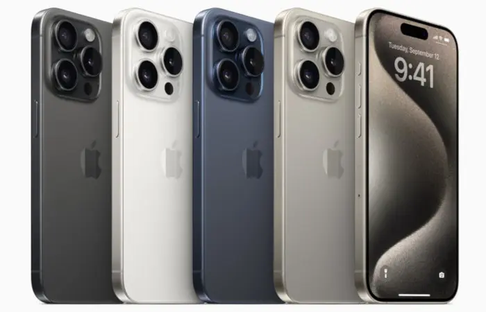 iPhone 15 Pro in den Farben Titan-Schwarz, Titan-Weiß, Titan-Blau und Titan-Natural