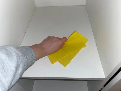 Leergeraeumten Kleiderschrank auswischen