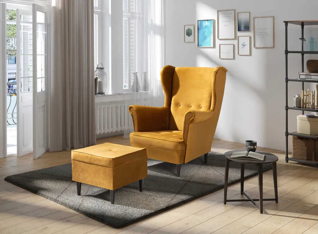 gelber Sessel mit Hocker