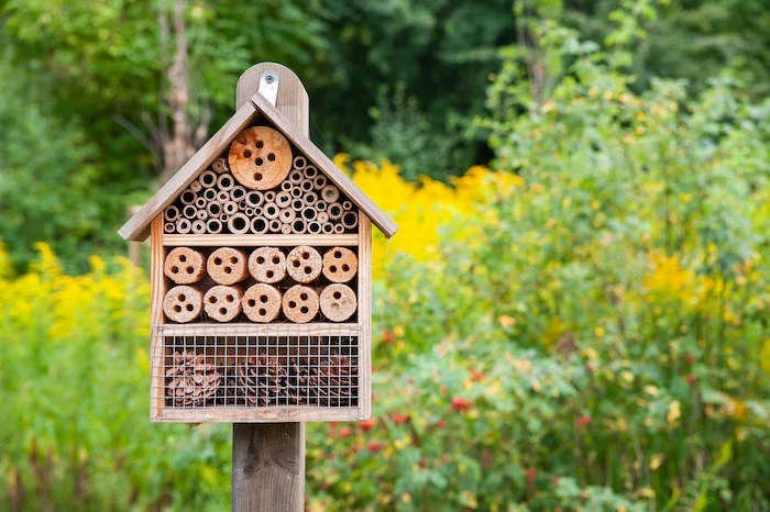 Insektenhotel in Garten